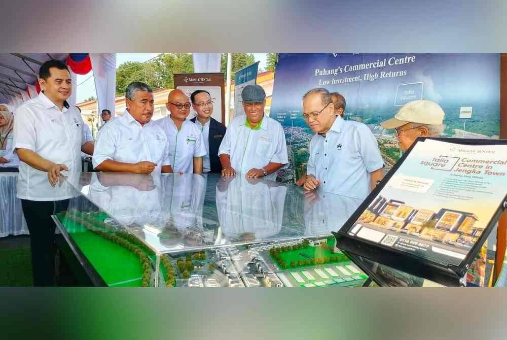 Wan Rosdy (dua dari kanan) dan Norzan (tiga dari kanan) ketika melihat model projek yang kini memasuki Fasa 2.