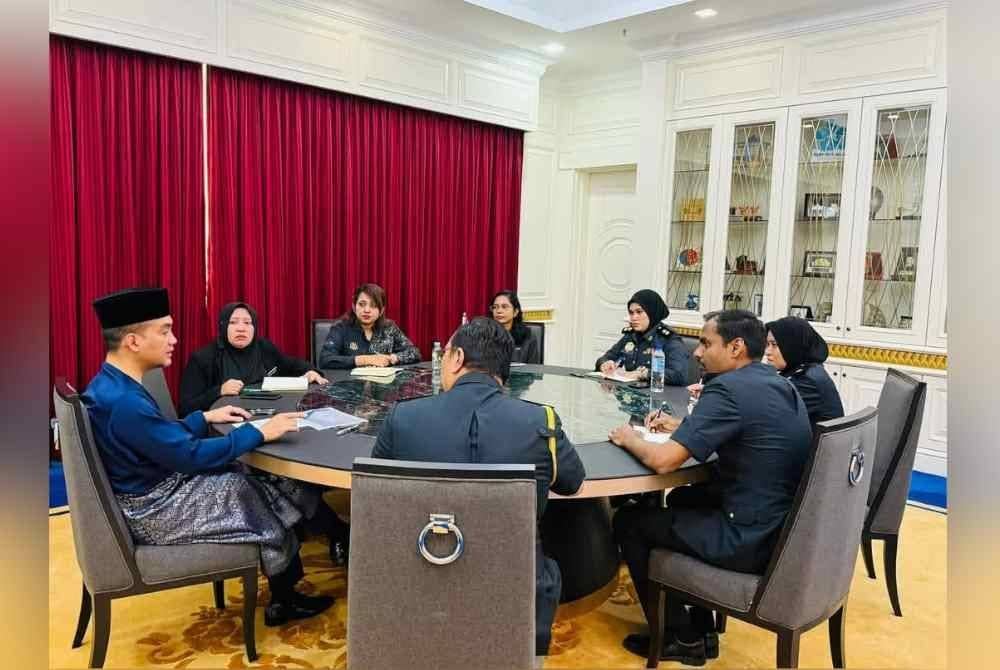 Penjualan petrol bersubsidi RON95 kepada kenderaan asing dipandang serius kerajaan negeri. Foto Facebook Onn Hafiz