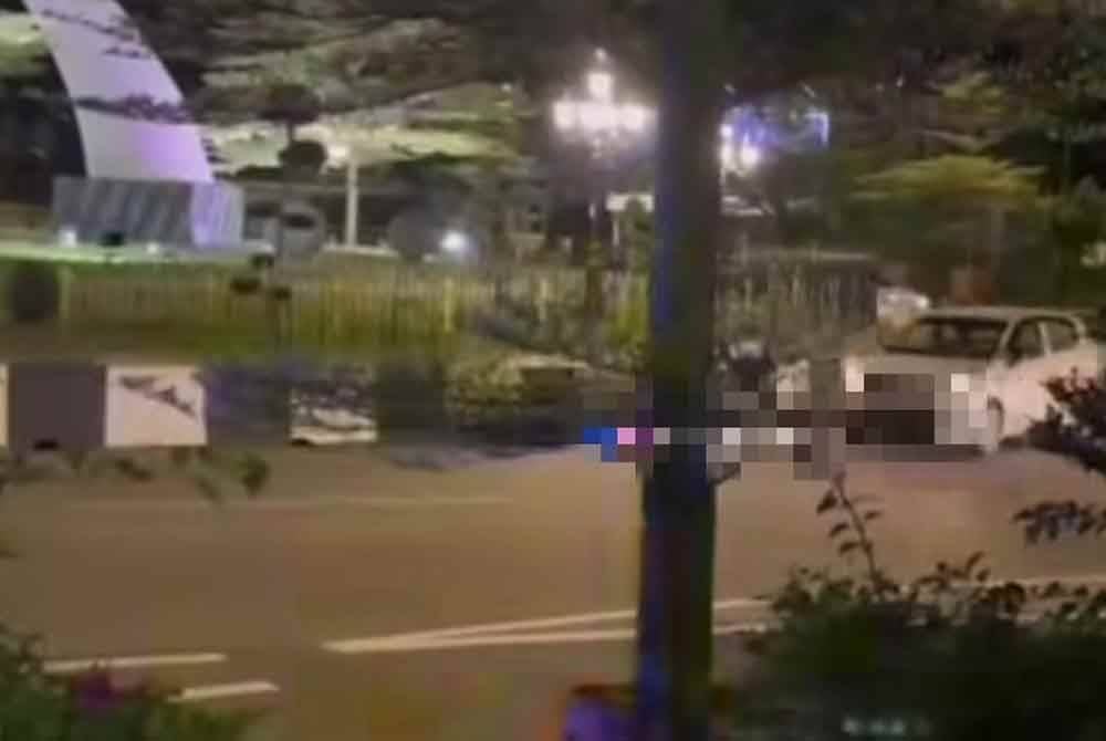 Video tular yang memaparkan sebuah Perodua Axia dipandu mengelilingi Bulatan Mahkota, Kluang beratus kali. Foto tular