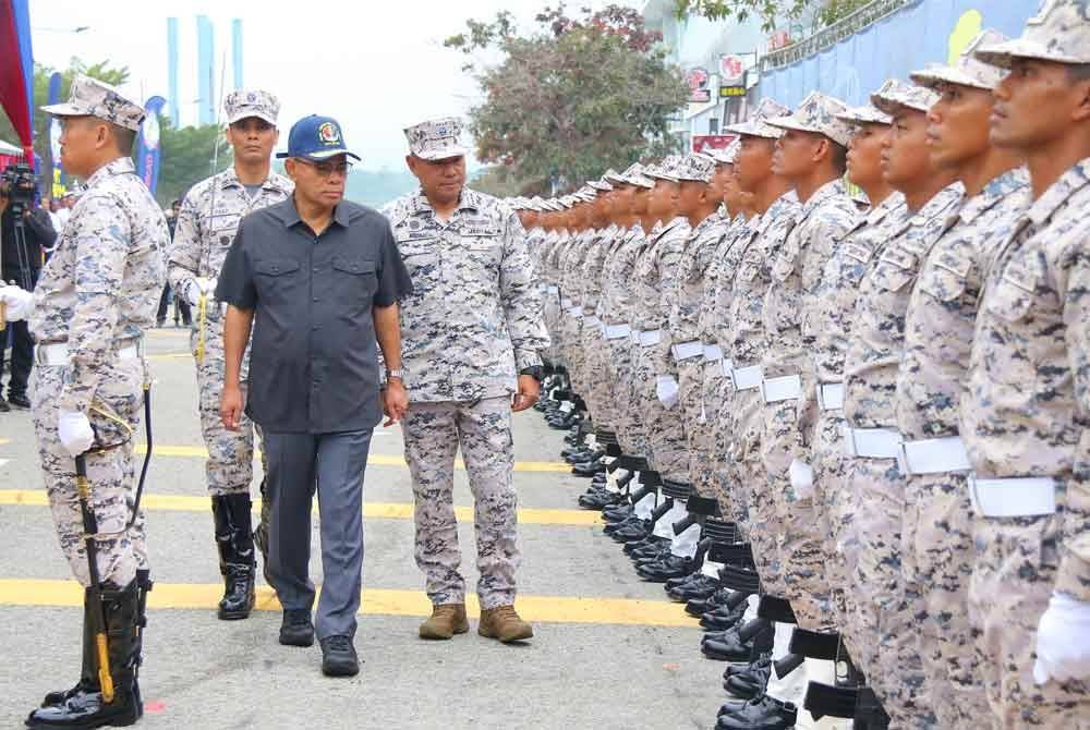 Saifuddin Nasution membuat pemeriksaan perbarisan ketika menghadiri Sambutan 2 Dekad Maritim Malaysia di Persiaran Karpal Singh pada Sabtu.