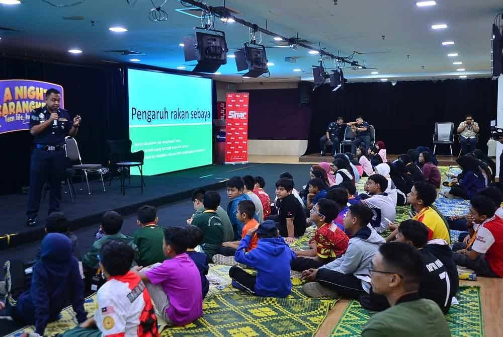 Antara pengisian program Nigh at the Karangkraf termasuk sesi bersama pasukan keselamatan.