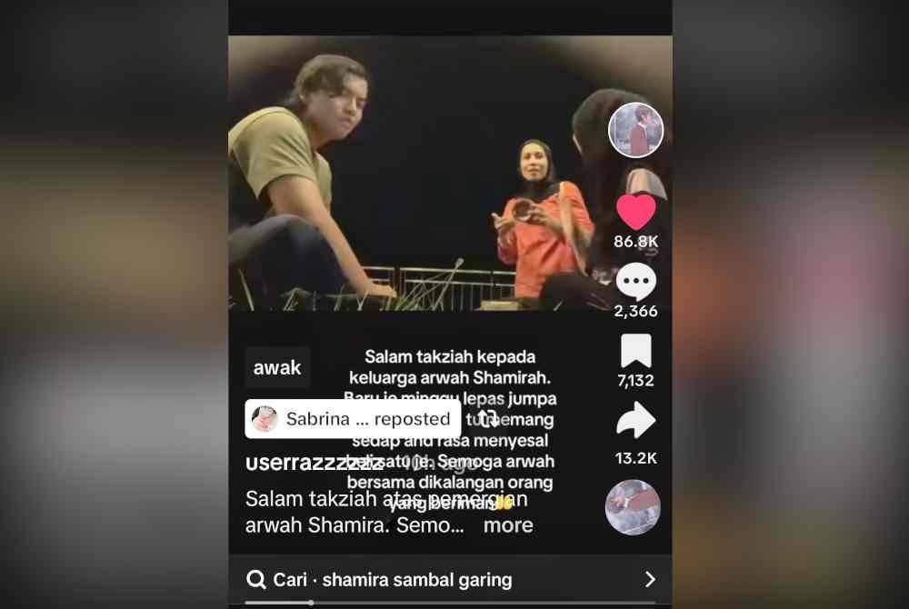 Raz (kiri) bersama rakannya ketika dihampiri Allahyarham Norshamira yang mempromosikan sambal dijual.