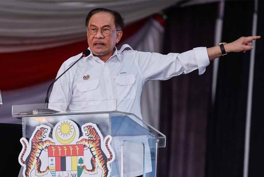 Perdana Menteri, Datuk Seri Anwar Ibrahim menyampaikan ucapan pada Majlis Pecah Tanah Projek Program Residensi Rakyat (PRR) Harmoni Madani Bestari Jaya pada Sabtu. Foto Bernama