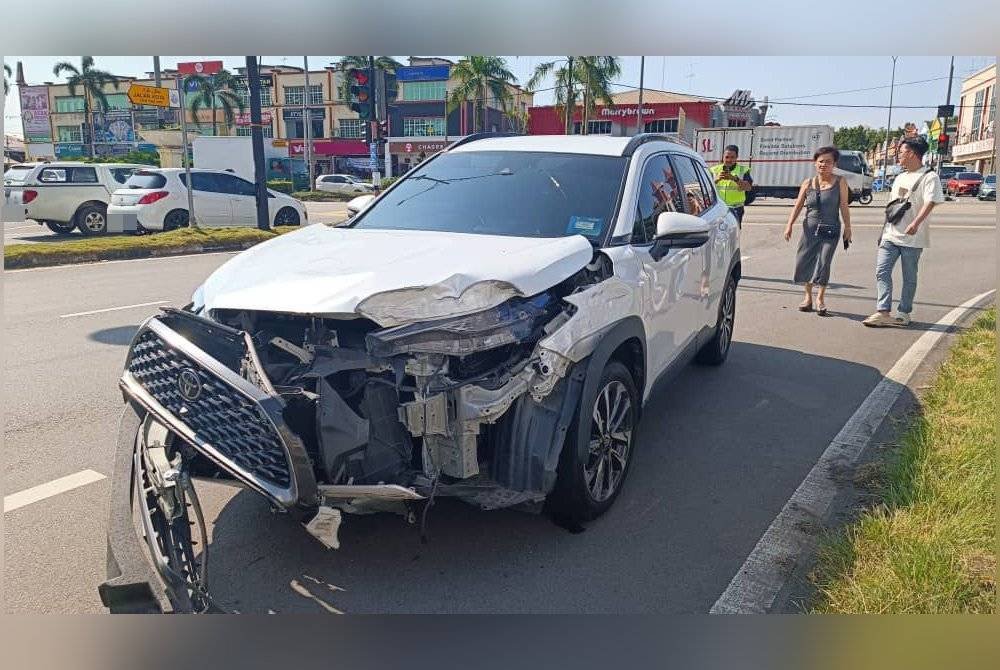 Keadaan SUV yang terlibat kemalangan dengan sebuah trak pikap di persimpangan lampu isyarat Taman Kota, Yong Peng, pada Jumaat. Foto IPD Batu Pahat