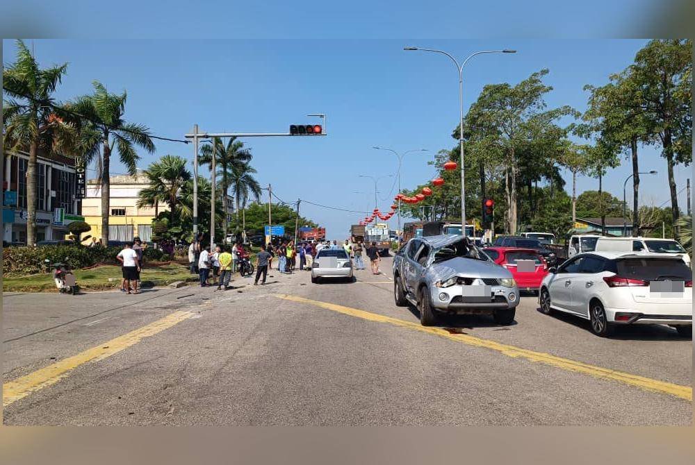 Kegagalan lampu isyarat berfungsi dipercayai menjadi punca kemalangan berkenaan. Foto IPD Batu Pahat