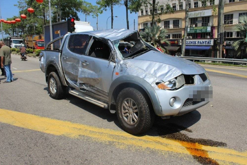 Pemandu trak pikap maut selepas kenderaan dipandu berlanggar dengan sebuah SUV di persimpangan lampu isyarat Taman Kota, Yong Peng, pada Jumaat. Foto IPD Batu Pahat
