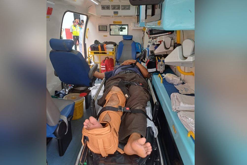 Mangsa yang patah kaki dan dua cedera dibawa ke hospital untuk rawatan lanjut.