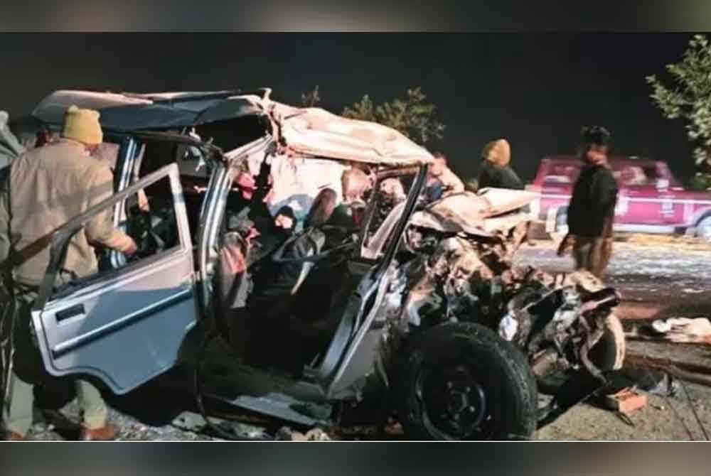 Sebuah kereta yang membawa 10 orang dalam perjalanan ke festival Hindu Maha Kumbh di Prayagraj bertembung dengan sebuah bas. Gambar agensi