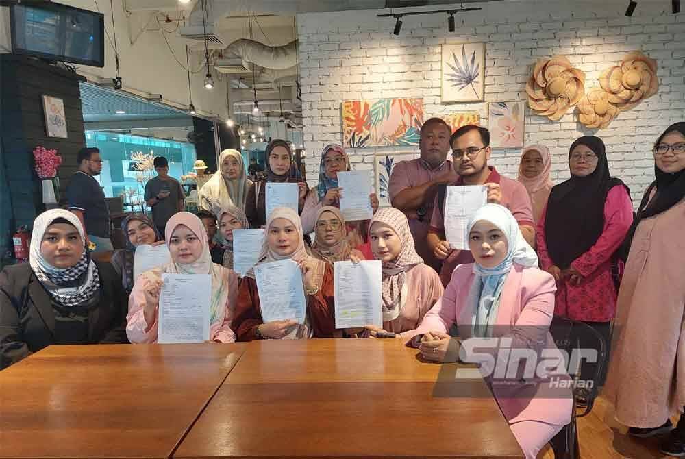 Sebahagian mangsa yang membuat laporan polis bersama peguam ketika sidang media di Putrajaya pada Sabtu.