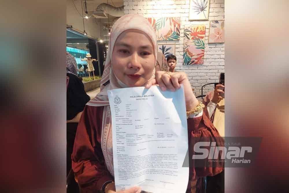Zainab menunjukkan laporan polis dibuatnya.