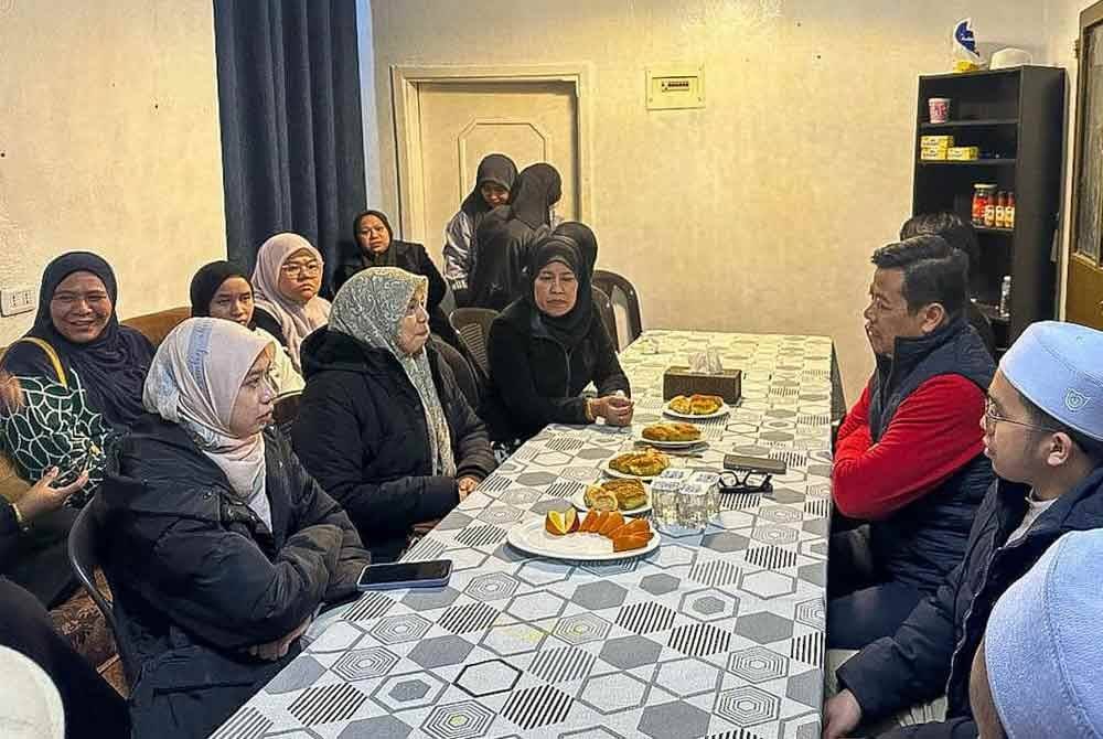 Ahmad Zahid menghantar wakilnya, Mohd Razlan (kanan) yang dalam kerangka lawatan ke Jordan telah menziarahi keluarga Allahyarhamah bagi menyampaikan keprihatinan serta memberikan sokongan moral kepada mereka.