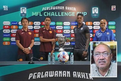 Dari kiri, Kinoshi, kapten Selangor, Safuwan Baharuddin, kapten PDRM FC, Faith Friday Obilor dan Maniam selepas sidang media pra perlawanan akhir Piala Cabaran di Petaling Jaya, pada Jumaat. Foto Liga Bolasepak Malaysia (Gambar kecil: Jamal Nasir)