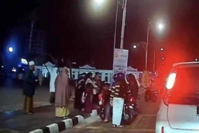 Dua remaja menaiki motosikal tanpa lesen melarikan diri selepas melanggar seorang wanita warga emas ketika sedang melintas jalan di hadapan Masjid Zahir.