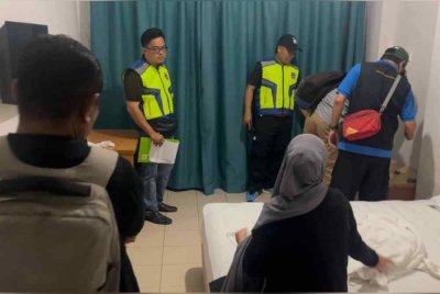 Antara pasangan yang menginap di hotel diperiksa oleh penguat kuasa JHEAINS dan polis di hotel bajet sekitar Lahad Datu.