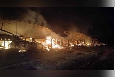 Sebanyak 48,000 ekor ayam mati selepas ladang penternakan di Kampung Paya Muyud dekat Jitra musnah dalam kebakaran malam tadi.