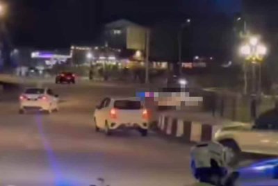 Pemandu Axia yang membuat pusingan beratus kali di Bulatan Mahkota, Kluang disahkan mengalami penyakit skizofrenia. Foto tular