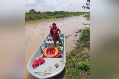 Operasi mencari dan menyelamat mangsa dilakukan JBPM Melaka di lokasi kejadian.