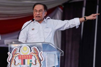Perdana Menteri, Datuk Seri Anwar Ibrahim menyampaikan ucapan pada Majlis Pecah Tanah Projek Program Residensi Rakyat (PRR) Harmoni Madani Bestari Jaya pada Sabtu. Foto Bernama