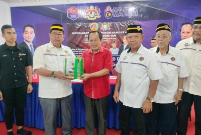 Ahmad (tiga dari kiri) menerima cenderamata selepas merasmikan Mesyuarat Agung Veteran Angkatan Tentera Malaysia (ATM) Pontian pada Sabtu.