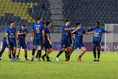 Reichelt (dua dari kanan) meraikan jaringan kedua KL City bersama rakan sepasukan semasa menentang Terengganu pada aksi Liga Super di Stadium Sultan Mizan Zainal Abidin, Gong Badak. Foto: Bernama