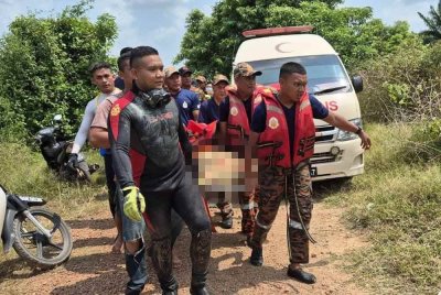 Anggota JBPM mengangkat mayat mangsa selepas ditemui kira-kira 50 meter dari tempat dia dilaporkan terjatuh di Loji Lanchang, Kampung Lanchang pada Sabtu.