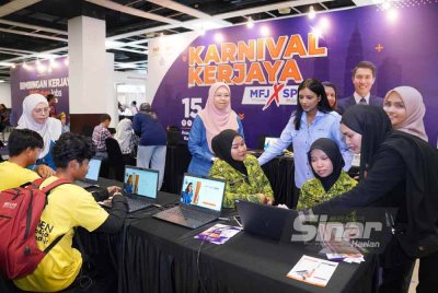 Gayathri Vadivel (belakang, kanan) melawat ruang pameran pada program Media Walkabout di Karnival Kerjaya MFJ X SPA di Pusat Dagangan Dunia Kuala Lumpur (WTCKL) pada Sabtu. - FOTO: SINAR HARIAN / MOHD HALIM ABDUL WAHID.