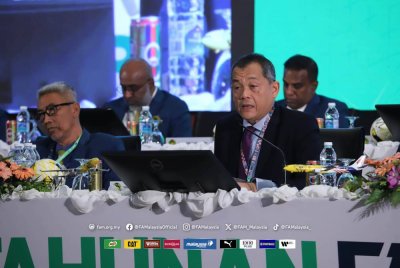 Hamidin (kanan) percaya FAM akan terus berada pada tahap terbaik di bawah kepimpinan Mohd Joehari. Foto FAM