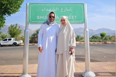 Zamarul dan Diana ketika mengerjakan umrah pada Disember tahun lalu.