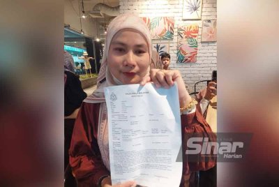 Zainab menunjukkan laporan polis dibuatnya.