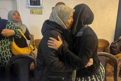 Ibu Allahyarhamah, Nurhafizah Ibrahim (kiri) yang berada di Jordan untuk urusan pengebumian anaknya.