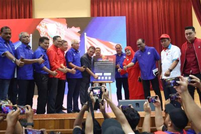 Saifuddin Nasution (tujuh dari kiri) bersama pimpinan PH selepas pembentangan resolusi Konvensyen Perpaduan Kedah pada Sabtu.