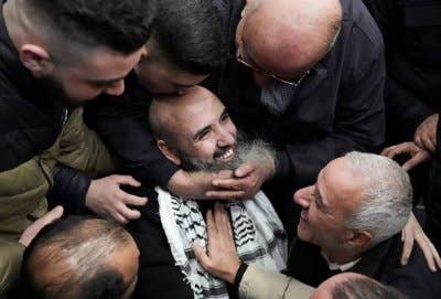 Pihak berkuasa Israel membebaskan kumpulan keenam tahanan Palestin pada Sabtu, selaras dengan perjanjian gencatan senjata di Gaza. Foto AP