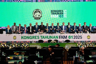 Mohd Joehari (tengah) bersama kepimpinan baharu FAM yang dipilih selepas Kongres Tahunan FAM ke-61 pada Sabtu.