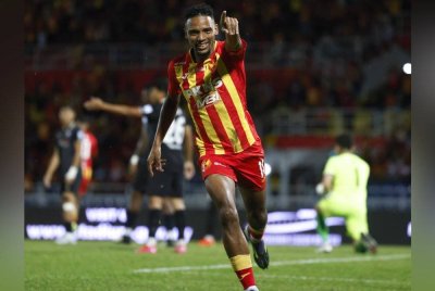 Pemain Selangor FC Alvin Mateus Fortes menjaringkan gol peribadi keduanya ketika menentang PDRM FC pada perlawanan akhir pertama MFL Challenge Cup 2024/2025 di Stadium Majlis Bandaraya Petaling Jaya malam ini. Foto Bernama