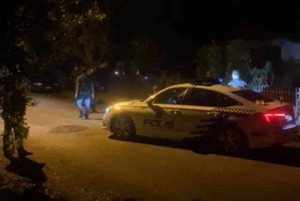 Empat anggota polis cedera di beberapa bahagian anggota badan termasuk kepala akibat dilibas dengan parang sewaktu cuba menangkap seorang lelaki dalam kejadian amuk di Taman Seri Astana semalam.