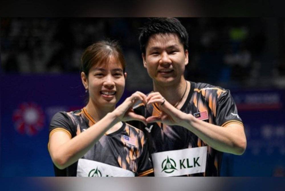 Soon Huat (kanan) dan Shevon memanjat satu anak tangga untuk bergelar pasangan ketiga dunia. Foto Agensi