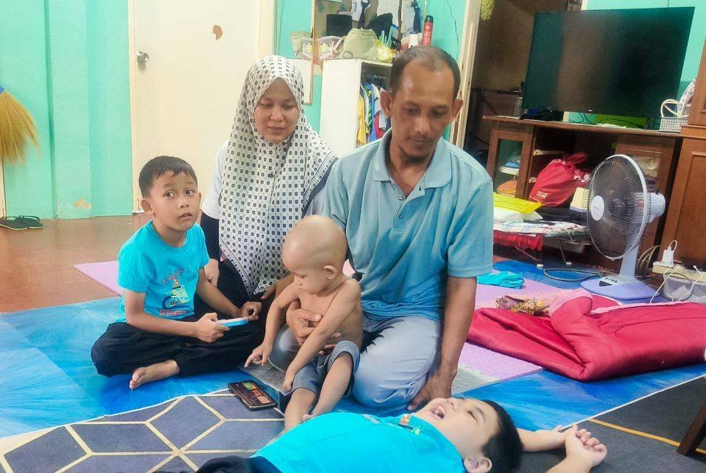 Sabariah (kiri) dan Mohamad Nazri (kanan) reda tiga anak mereka diuji masalah kesihatan semasa ditemui di Kampung Kampung Pondok Haji Mahamud, Kota Sarang Semut, Alor Setar pada Jumaat.