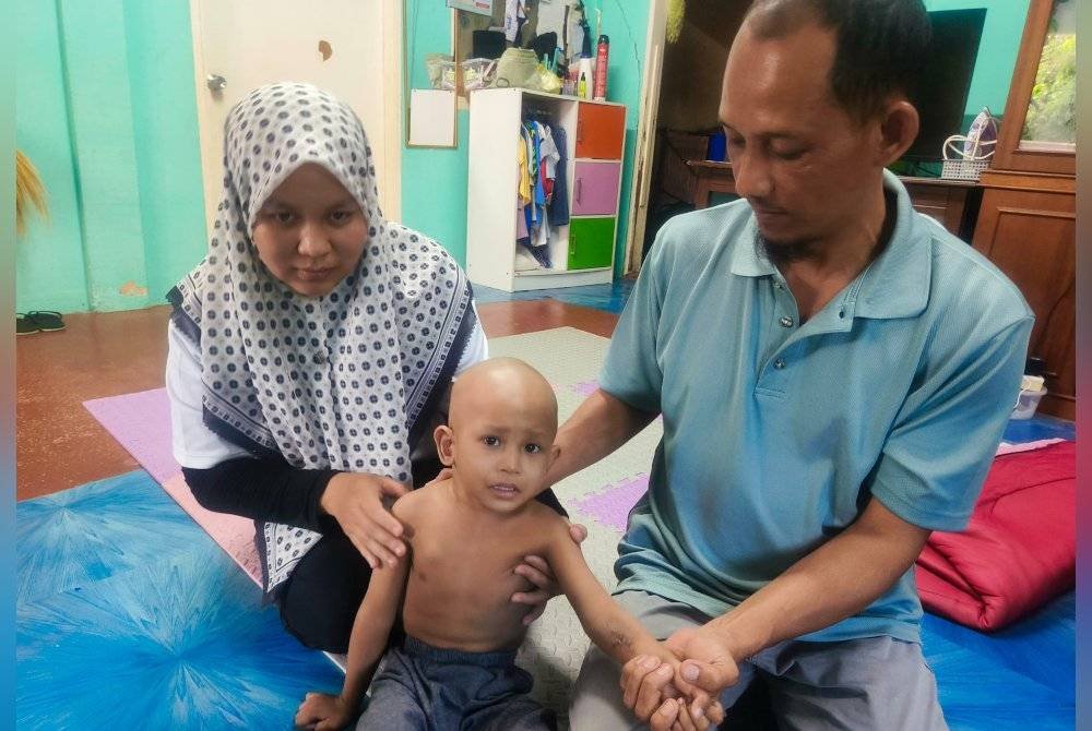 Sabariah (kiri) dan Mohamad Nazri reda dengan ujian yang menimpa Adib Saqeef.