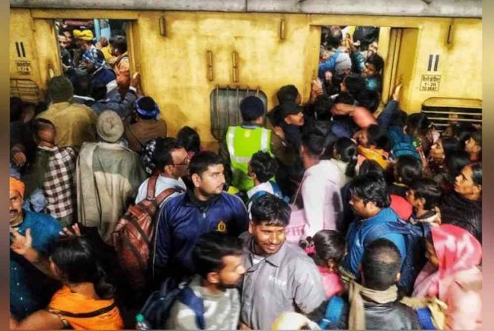 Orang ramai dilihat berpusu-pusu ketika hendak menaiki kereta api di New Delhi. Foto AP