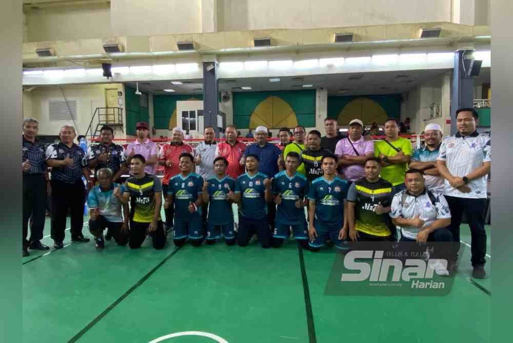 Mohamed Fadzli (lapan dari kiri) semasa merasmikan Kejohanan Sepak Takraw Piala Timbalan Menteri Besar Kelantan Tahun 2024 di Dewan Jubli Perak, Kota Bharu.