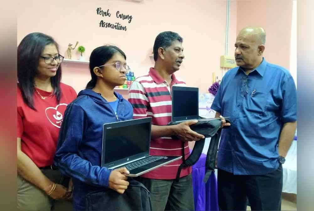 Gaani (dua dari kanan) dan Sanjanaa Sri (dua dari kiri) berterima kasih kepada Lal Ravindrarajuloo (kanan) kerana memberikan sumbangan komputer riba percuma sempena program CSR syarikat Centre Side Express Sdn Bhd di Pejabat Persatuan Pembangunan dan Prihatin Masyarakat Perak di sini pada Sabtu.