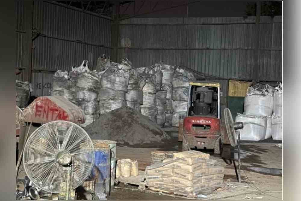 Sindiket menyimpan dan memproses sisa buangan e-waste secara haram di Desa Cemerlang Ulu Tiram dan Plentong berjaya ditumpaskan. - Foto IPK Johor