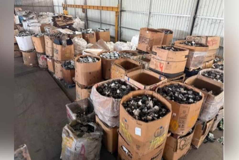 Sindiket menyimpan dan memproses sisa buangan e-waste secara haram di Desa Cemerlang Ulu Tiram dan Plentong berjaya ditumpaskan. - Foto IPK Johor