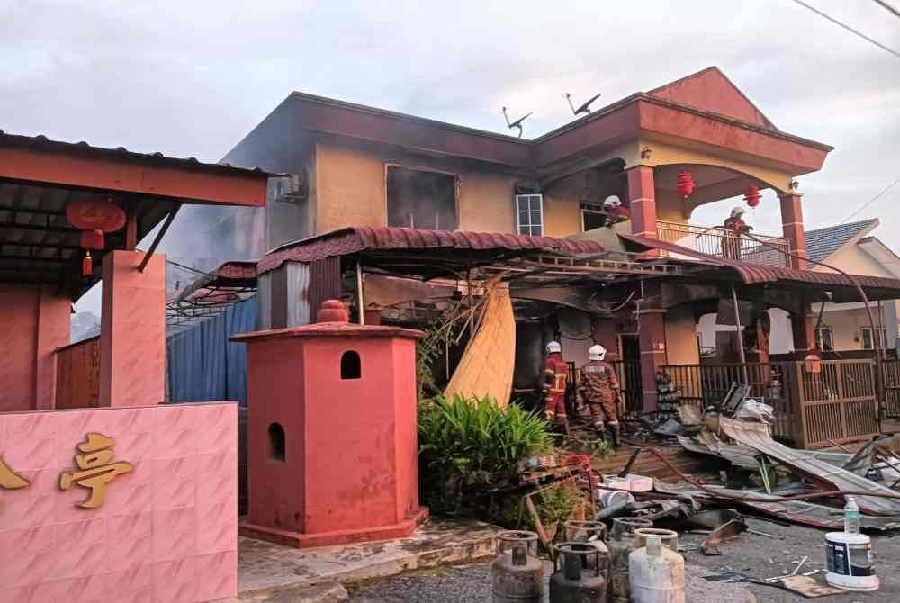Anggota bomba berjaya mengawal kebakaran sebuah rumah yang turut mencetuskan letupan mengakibatkan beberapa rumah lain mengalami kerosakan dalam kejadian di Kampung Pahang, Jalan Pahang di sini pada Ahad.