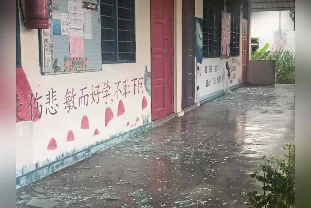 Cermin bangunan sekolah turut pecah akibat letupan berkenaan.