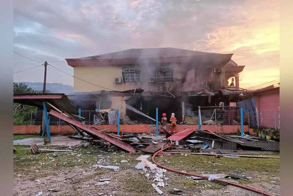 Anggota bomba bertungkus-lumus memadam kebakaran sebuah rumah dalam kejadian di Kampung Pahang, Jalan Pahang di sini pada Ahad.