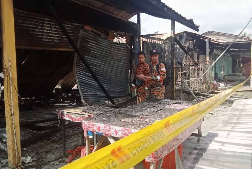 Farihan (kanan) ketika berada di lokasi untuk pemeriksaan lanjut mengenai kebakaran berkenaan.