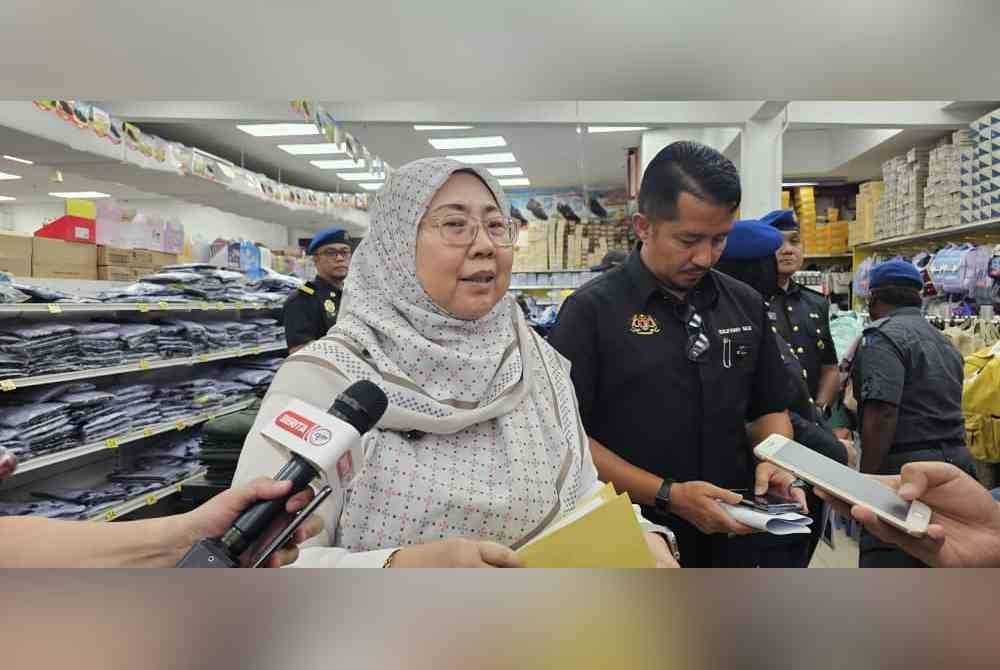 Fuziah ketika ditemui pemberita ketika membuat tinjauan di sebuah pasar raya di Putatan.