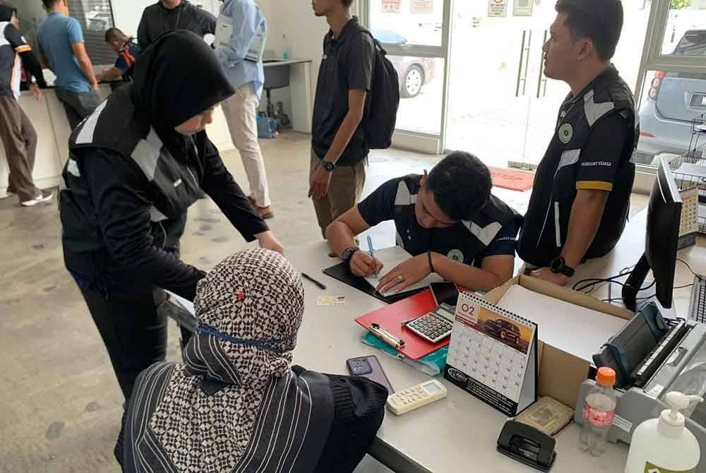 Pegawai LGM melaksanakan siasatan dan pemeriksaan ke atas sebuah premis di Kapar, Klang pada Khamis.