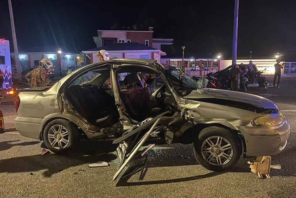 Keadaan kereta selepas kemalangan yang mengorbankan dua warga emas berhampiran Klinik Kesihatan Padang Besar pada malam Sabtu. FOTO POLIS